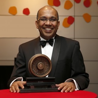 Ravi Ravitharan with his Railway Technical Society of Australasia Individual Award.